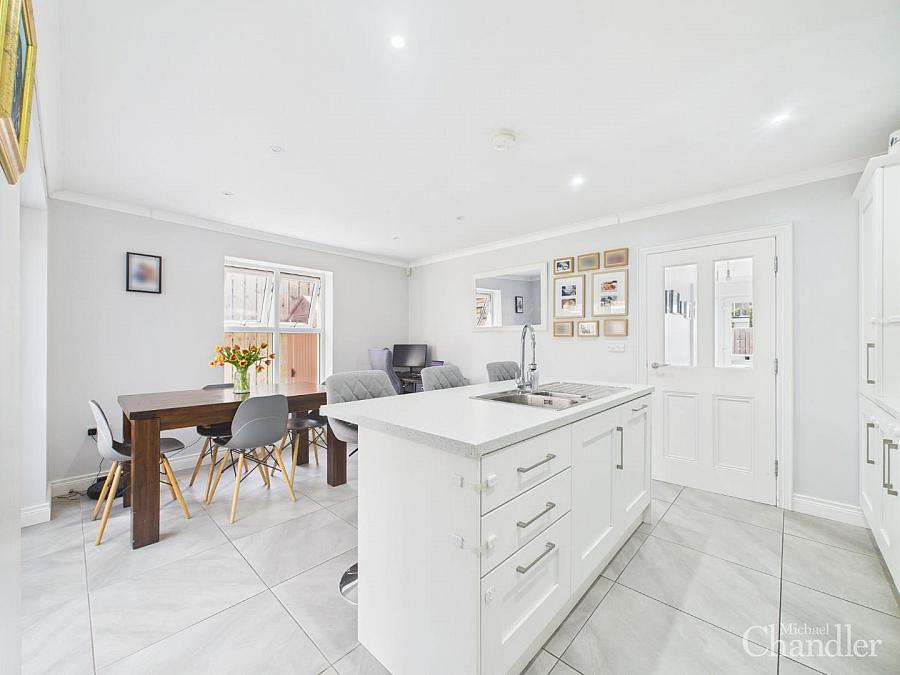4b Woodbreda Crescent