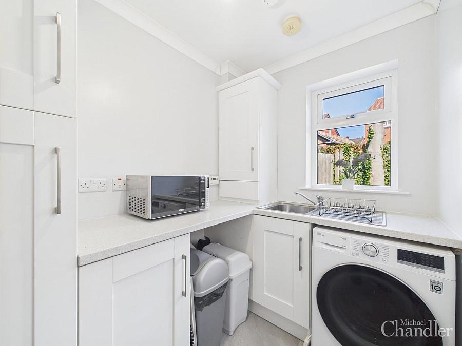 4b Woodbreda Crescent