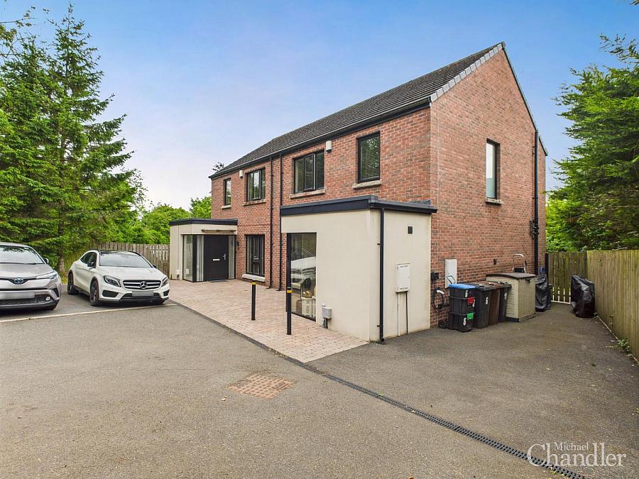 6 Cottonmount Manor