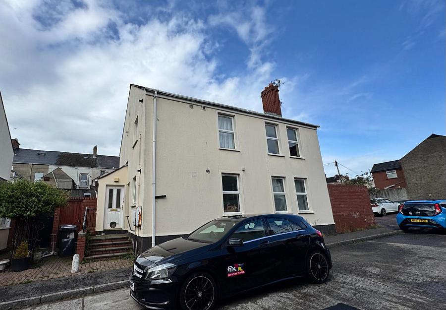 8 Dundela Court,belmont, belfast, BT4 3BG
