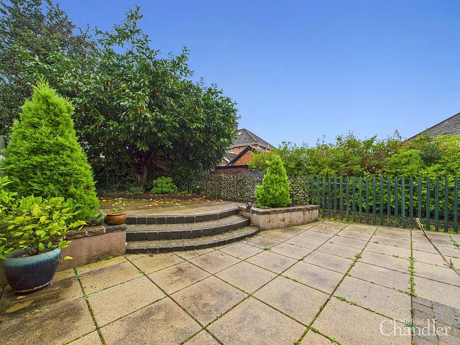 3 Glendale Avenue North