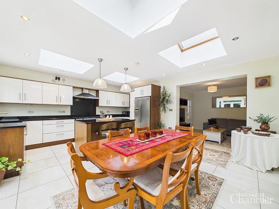3 Glendale Avenue North