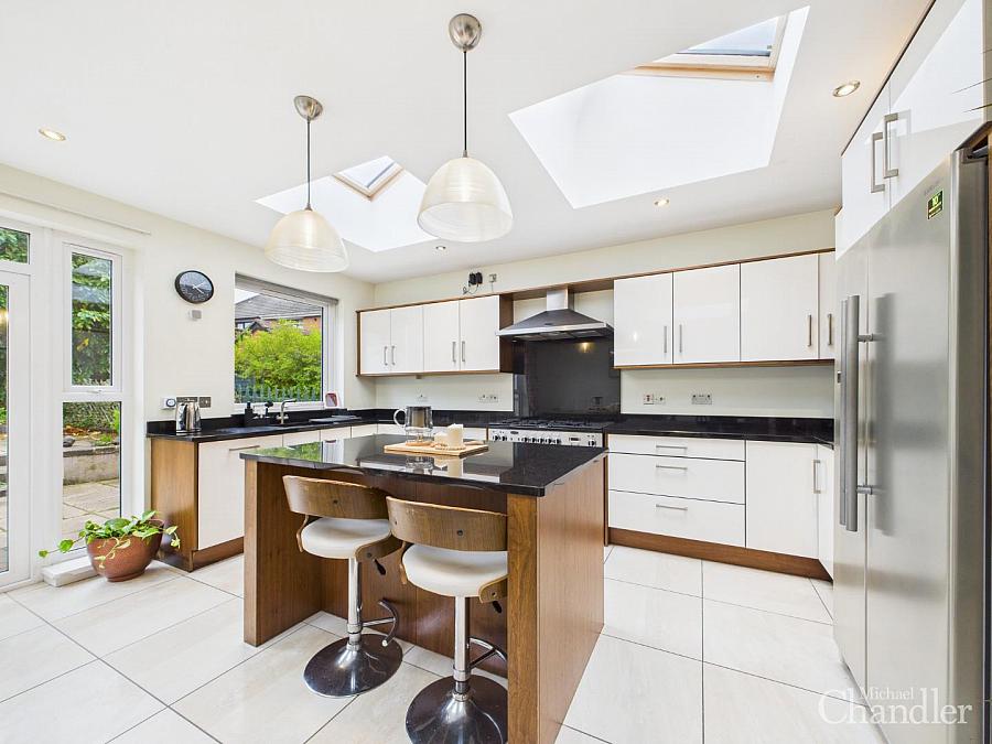 3 Glendale Avenue North