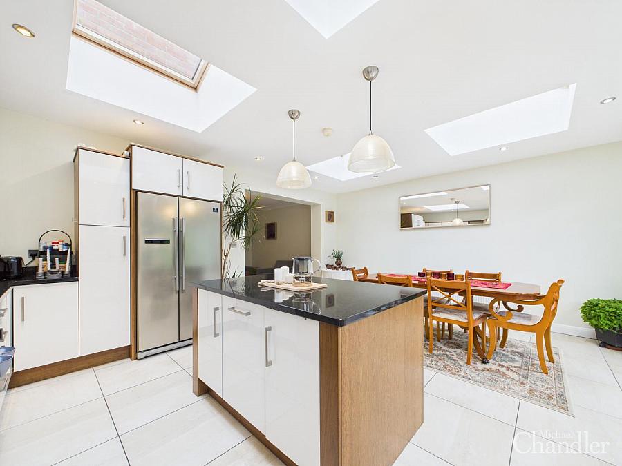 3 Glendale Avenue North