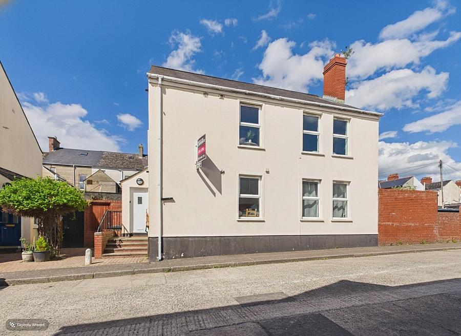 8 Dundela Court