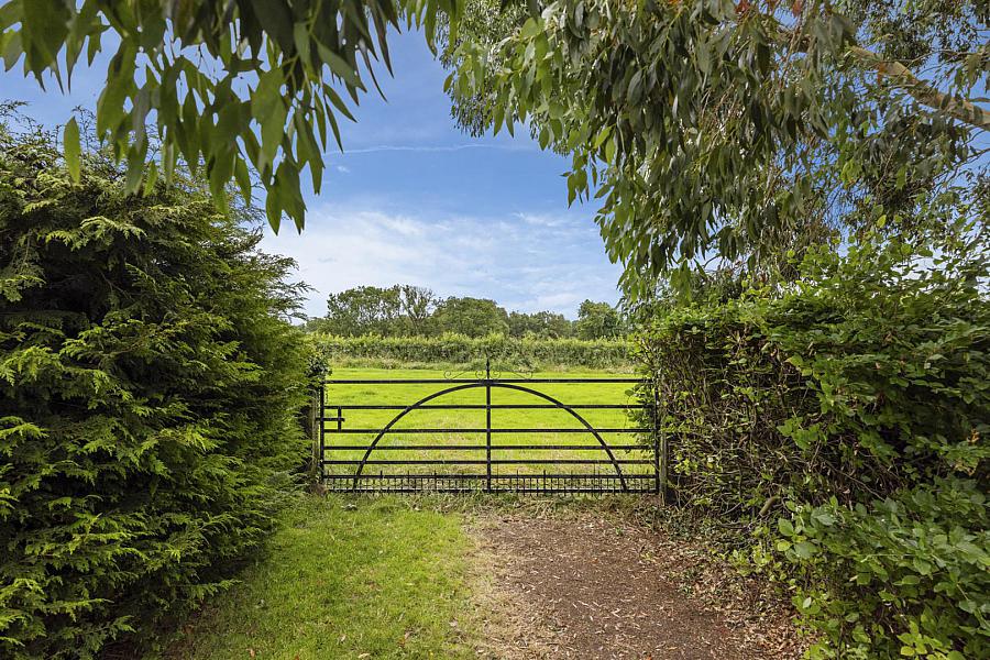 Dwelling, Building Site & Land At 7 Loughanmore Rd