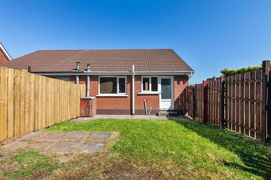 25 Hollybrook Grove