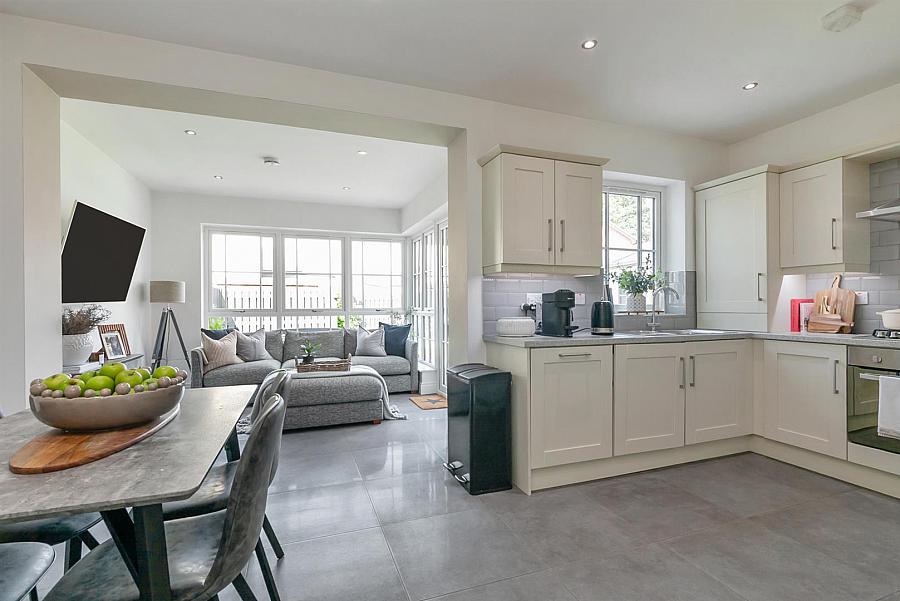 40 Windrush Manor