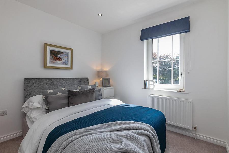 40 Windrush Manor