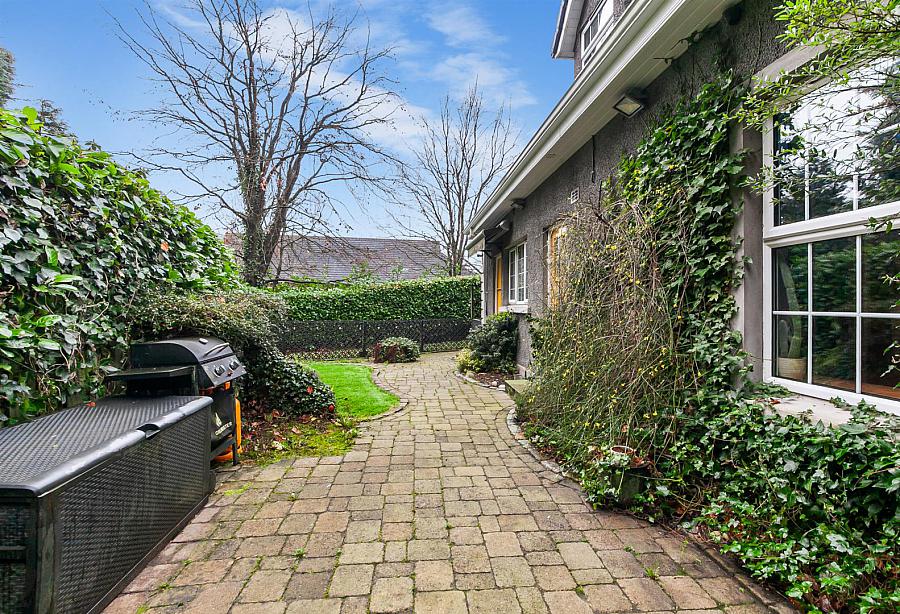 Greenfield Lodge, 10 Greenfield Road