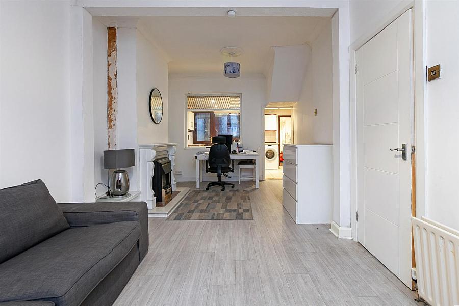 86 Mountcollyer Avenue