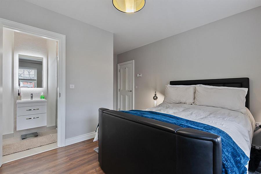 4 Oakfield Park Place