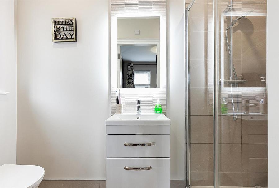 4 Oakfield Park Place