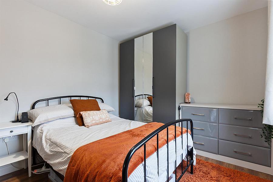 4 Oakfield Park Place