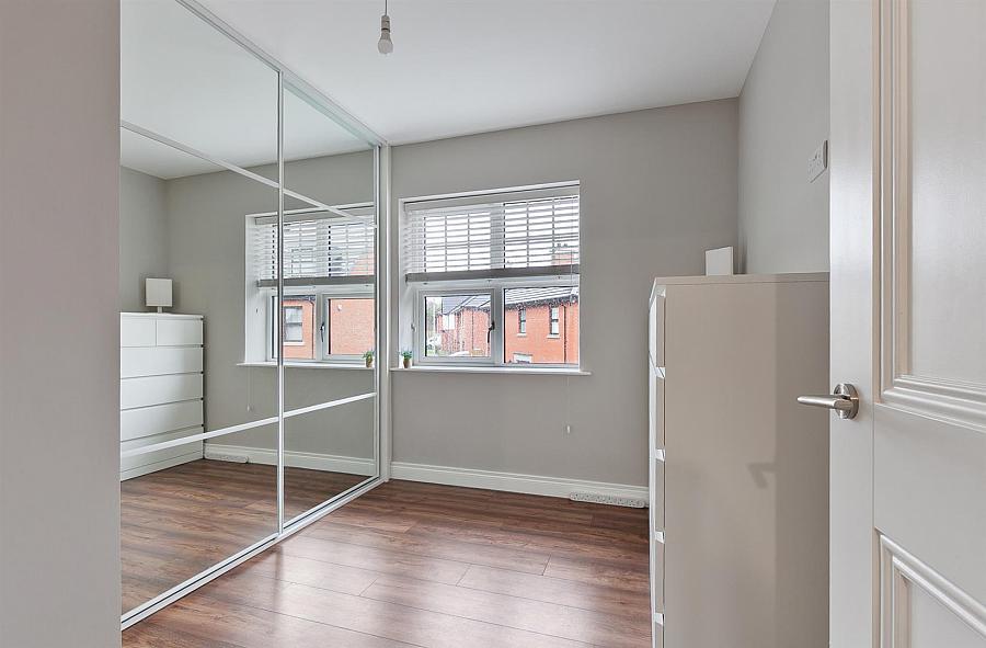 4 Oakfield Park Place