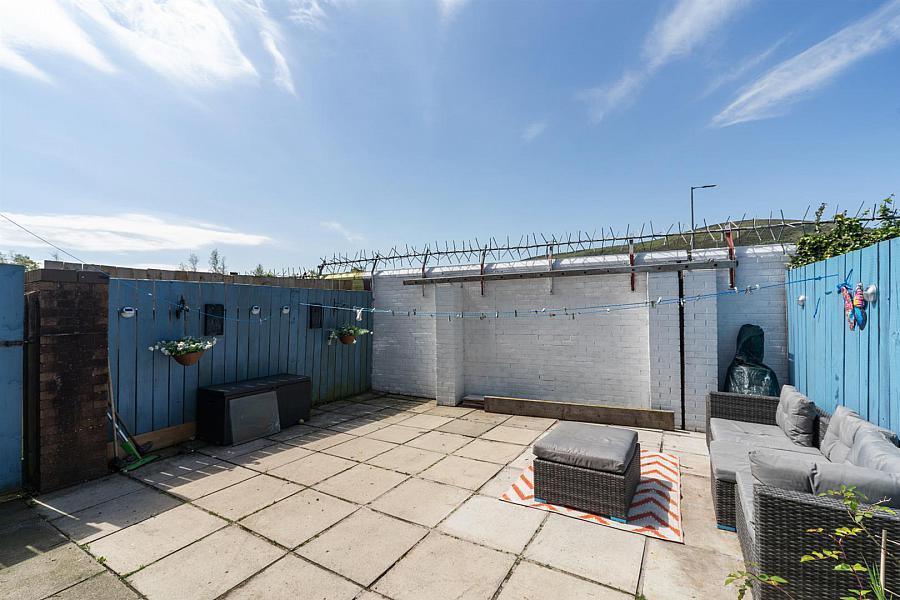 4 Valleyside Close