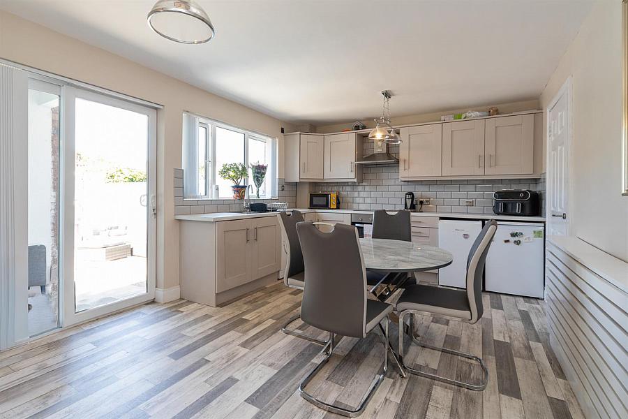 4 Valleyside Close