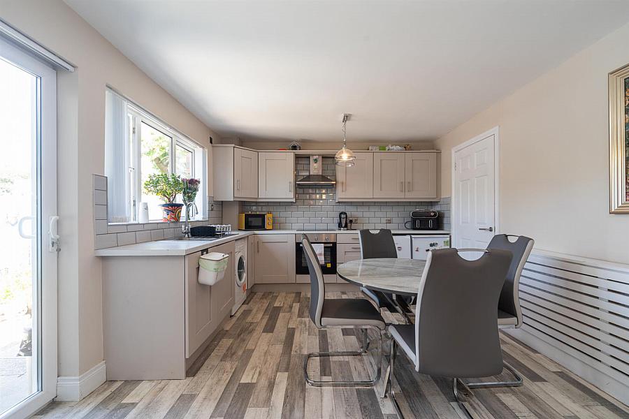 4 Valleyside Close