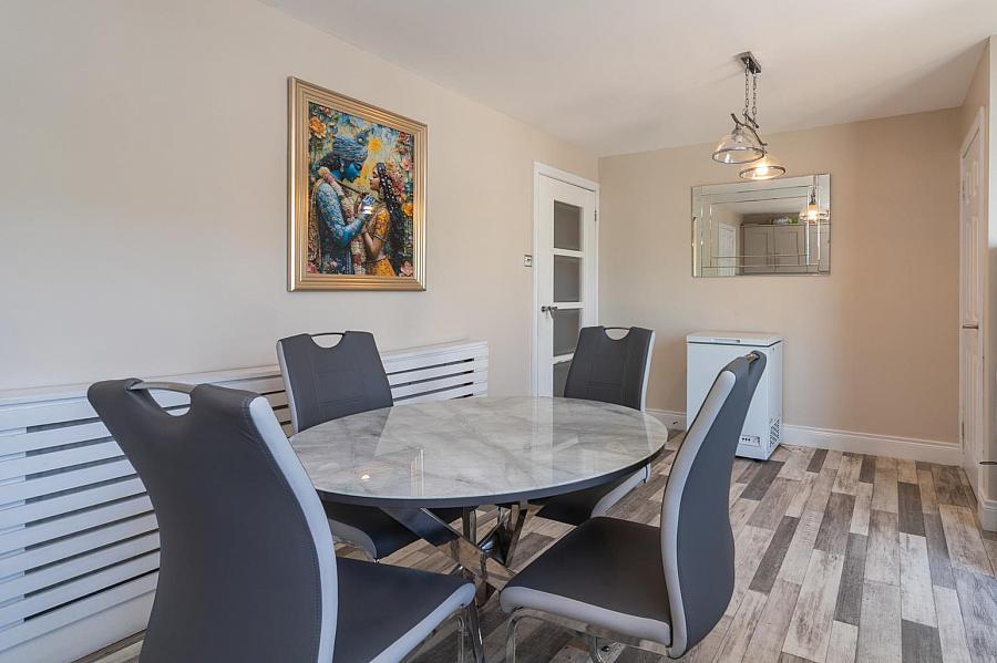 4 Valleyside Close