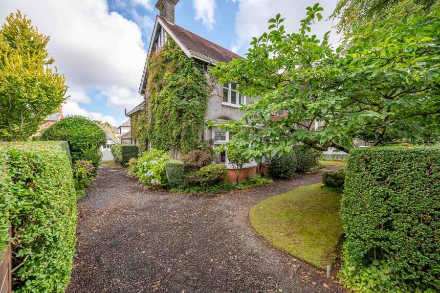 22 Myrtlefield Park