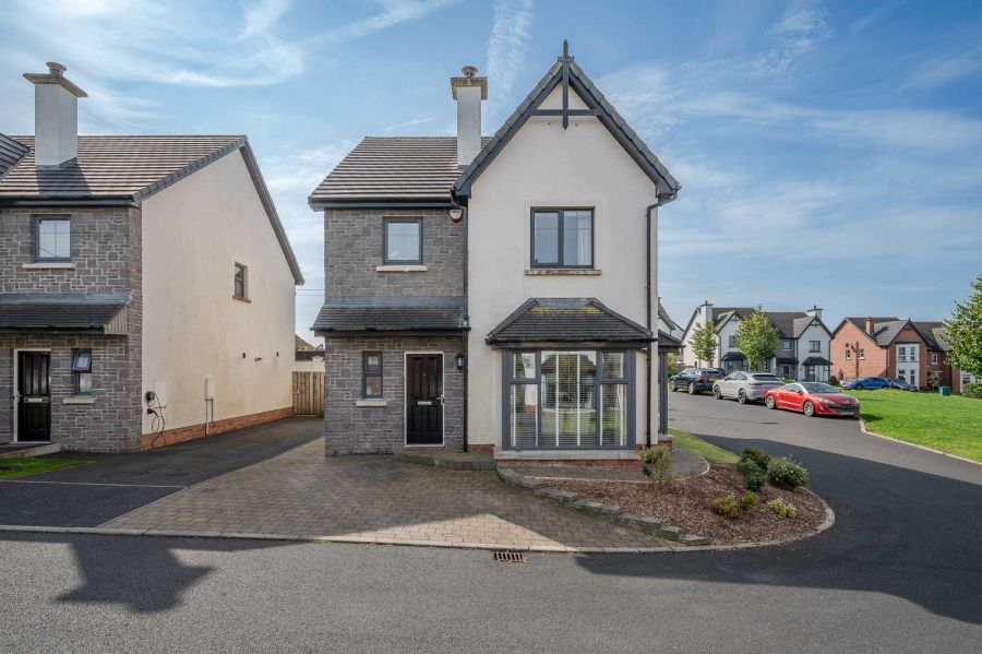 10 Bracken Hill Square