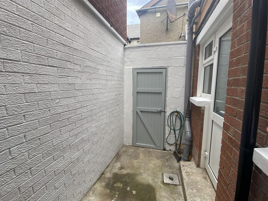 24 Hollycroft Avenue