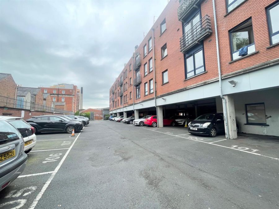 Apt D 2.7 Whitehall Square