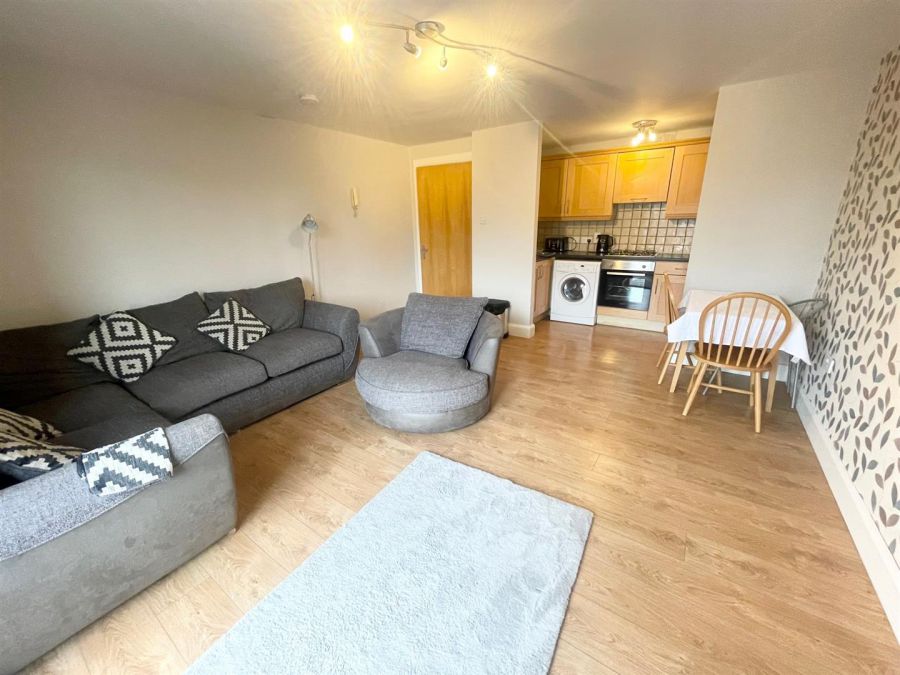 Apt D 2.7 Whitehall Square