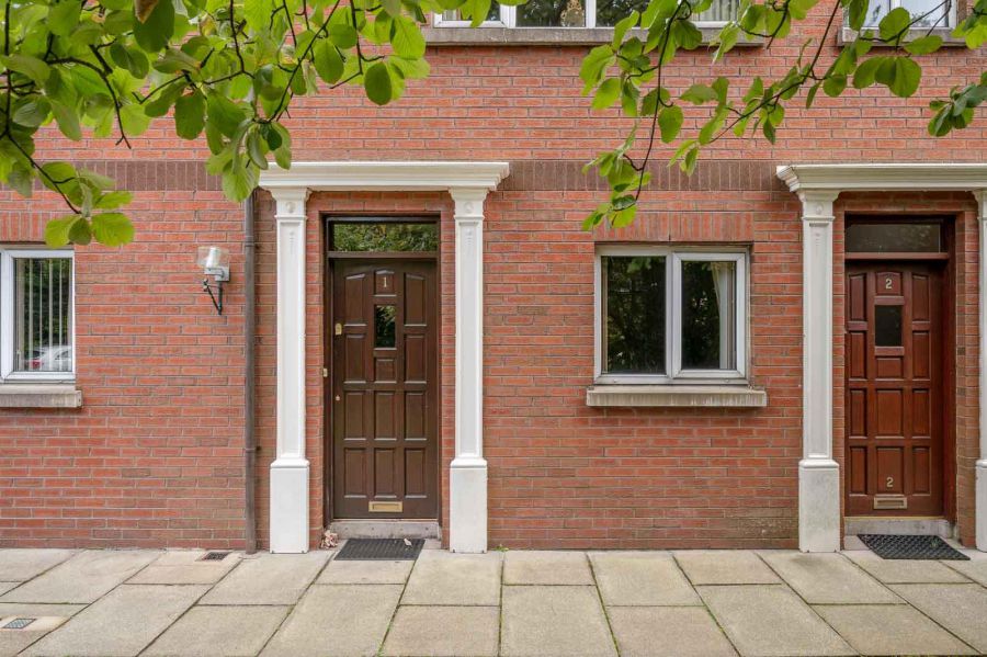1 Woodlands Court