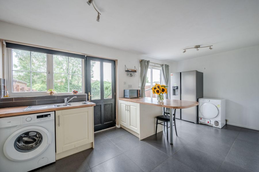 6 Churchland Close