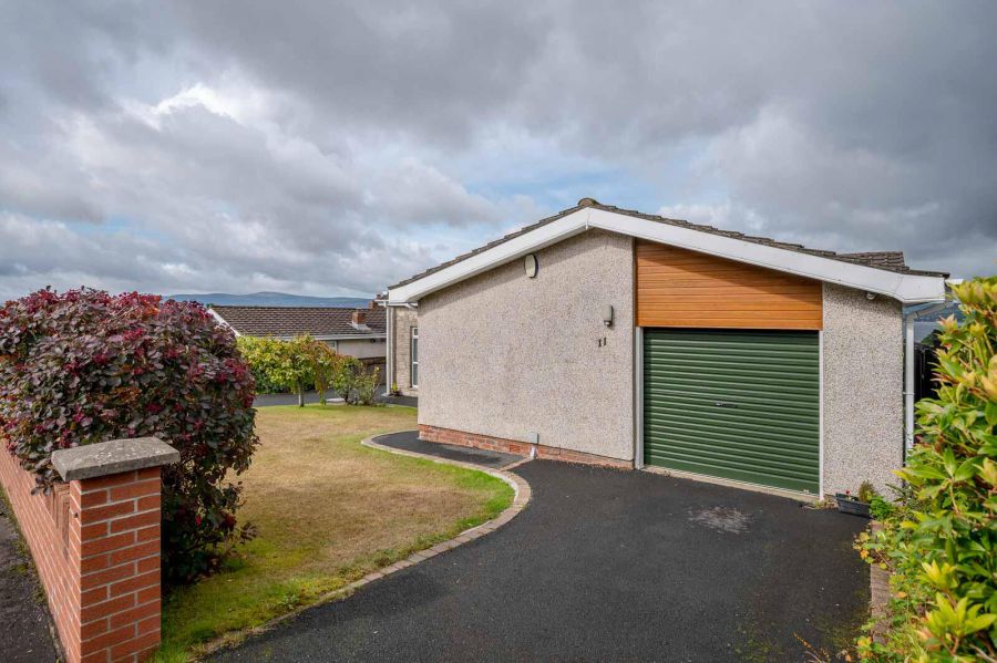 11 Strathleven Park