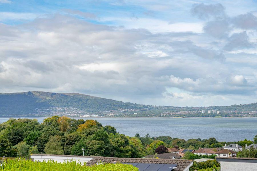 11 Strathleven Park