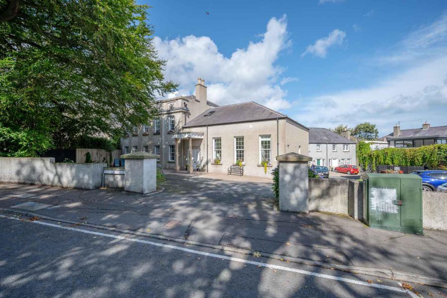 12 Manor Court