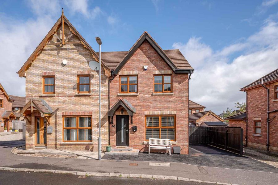 9 Bridgelea Court