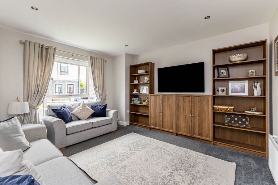 27 Spinners Gate
