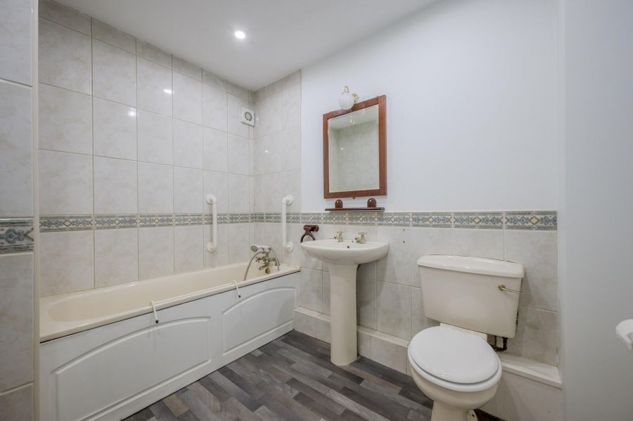 19 Sandringham Court