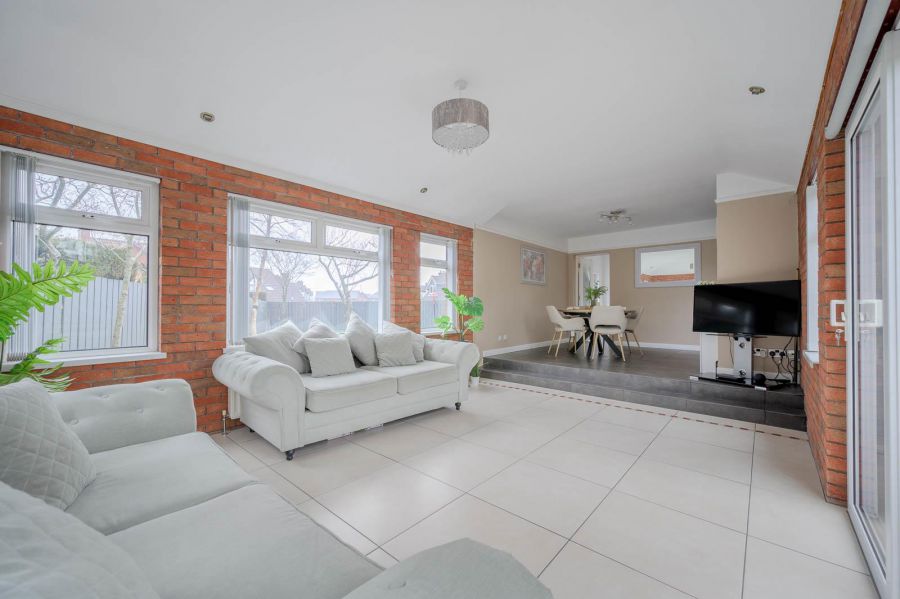 1 Lord Wardens Avenue