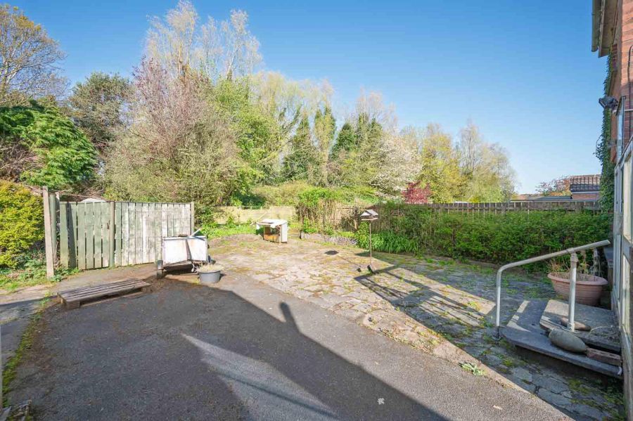 64 Lynne Crescent