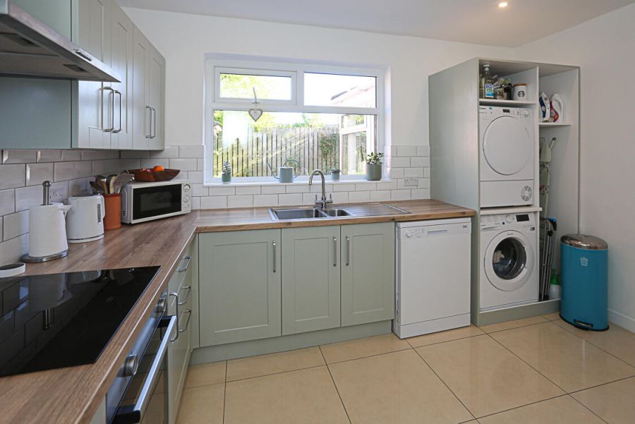 9 Lynne Crescent