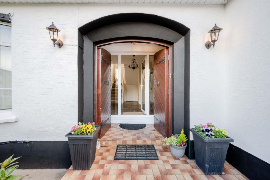 5 Knightsbridge Court