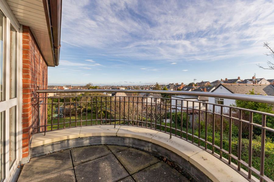 Penthouse, 8 Bayside Apartments