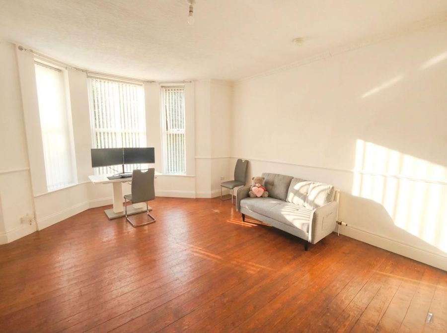 Apt 2, 3 Chichester Park South