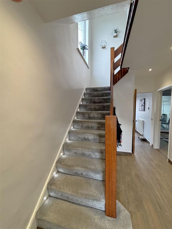 10 Lyndhurst Way