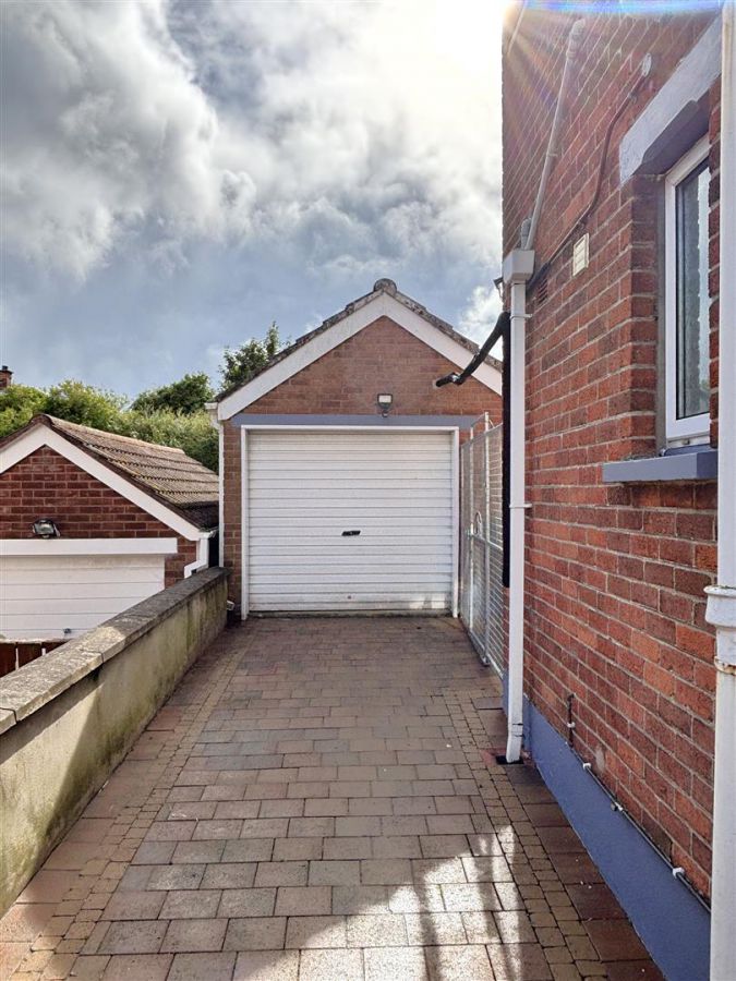 10 Lyndhurst Way