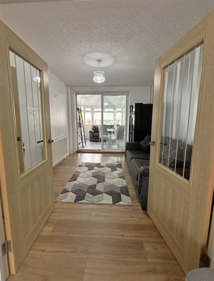 10 Lyndhurst Way