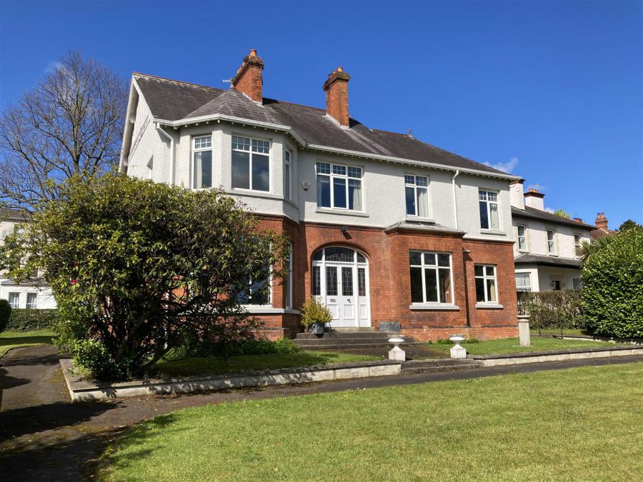 6 Chichester Park North