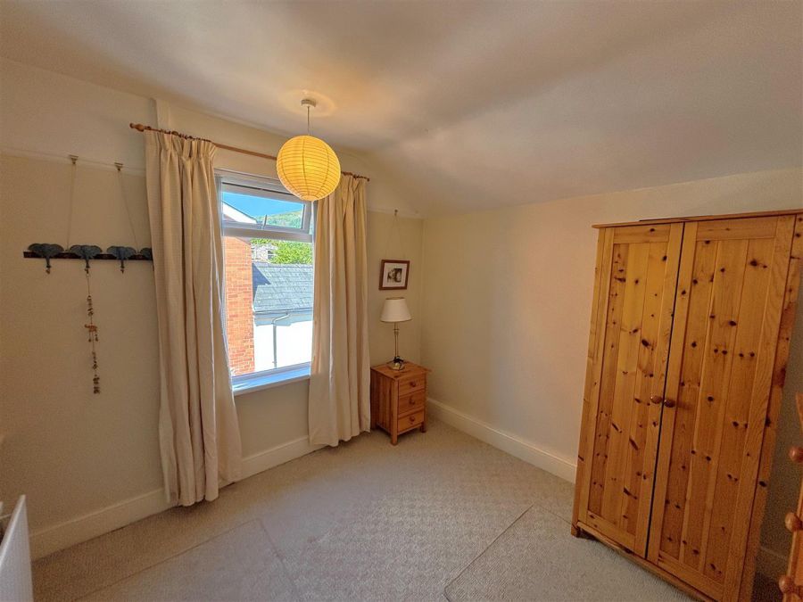 15 Thirlmere Gardens