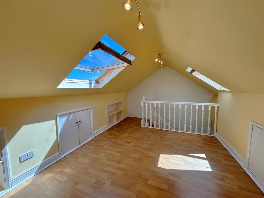 15 Thirlmere Gardens