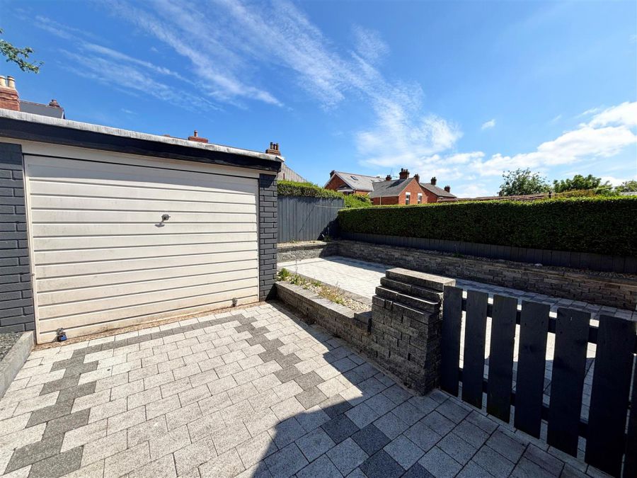 15 Thirlmere Gardens