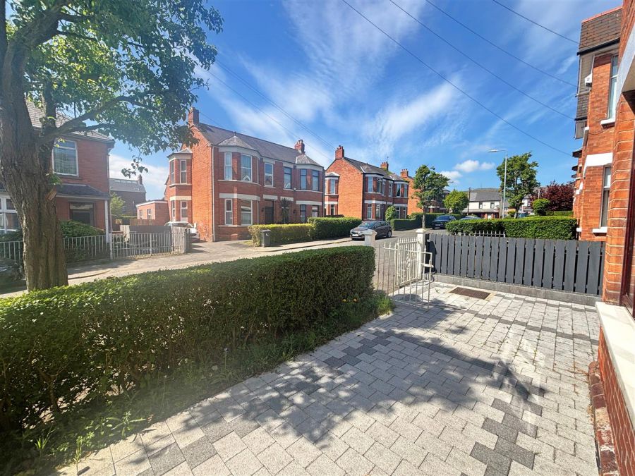 15 Thirlmere Gardens